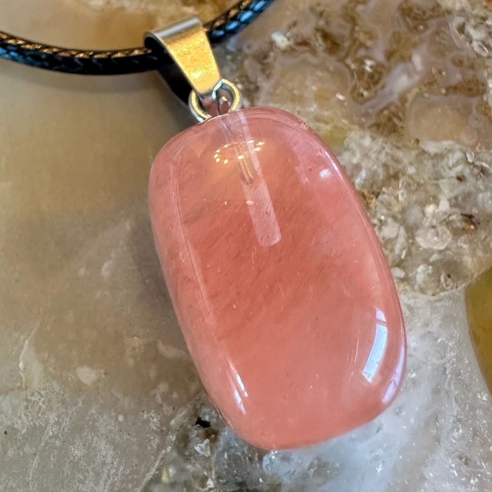 3171 Chic Cherry Quartz Polished Stone Pendant Necklace